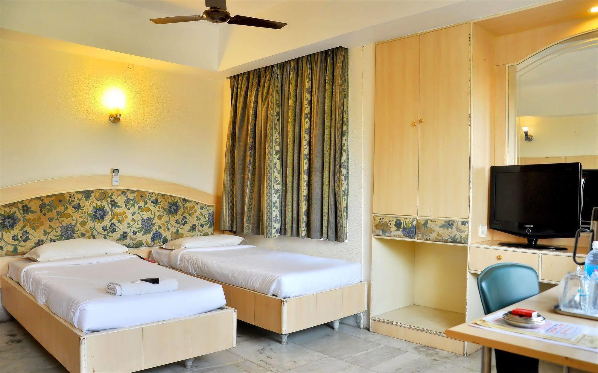 Nayagara Hotel Chennai Exterior foto